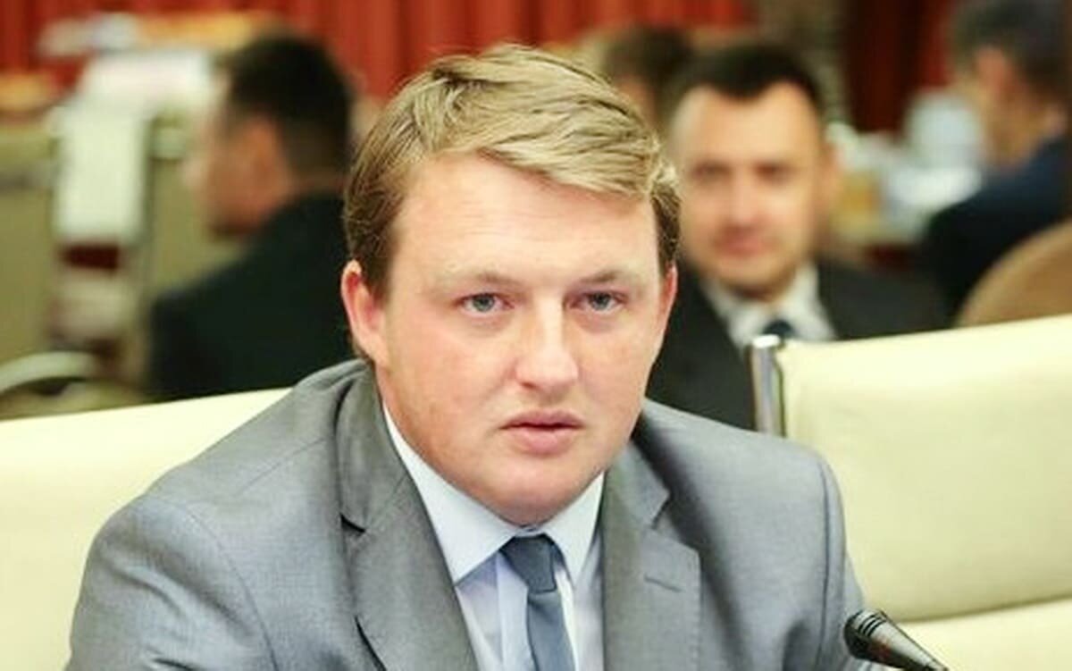 Photo of “Навіщо це президенту? Він що, самогубець?” Сергій Фурса прокоментував скандальне рішення Конституційного Суду